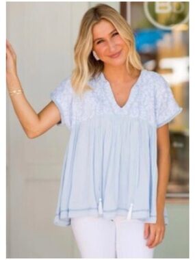 J. Marie Women’s Sz M Blue Embroidered V-Neck Top Dani Short Sleeve